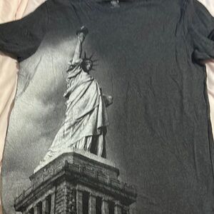 Old Navy Gray Short Sleeve Tee with Statue of Liberty Print